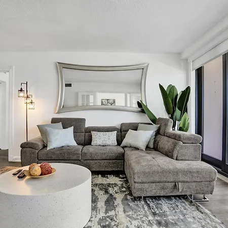 Adorable 2 Bedroom Condo Beach Service 1110